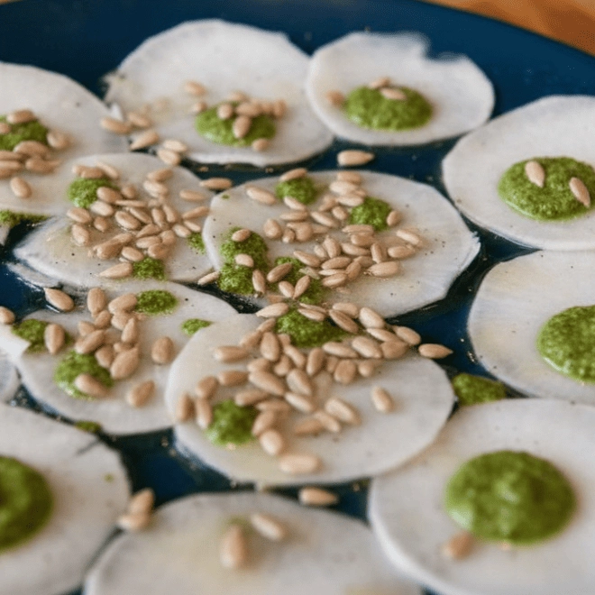 Carpaccio de navets nouveaux, sauce verte aux fanes (frais et anti gaspi)