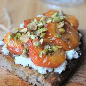 Tartine chèvre frais et abricots