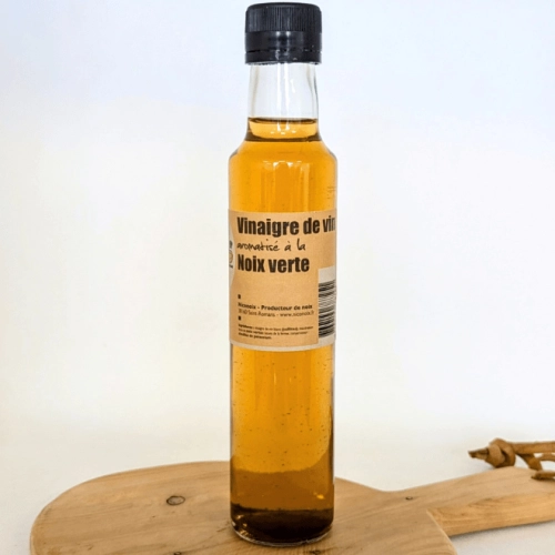 Petit vinaigre de vin aromatisé à la noix verte