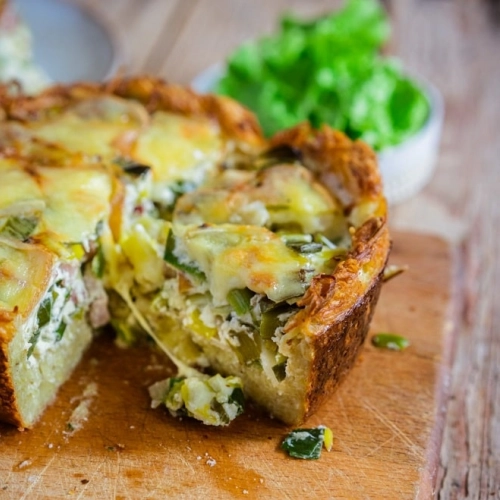 Quiche aux poireaux sur pâte de pommes de terre