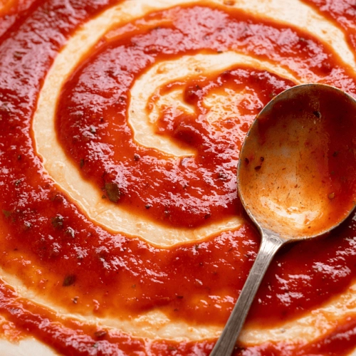 Sauce tomate, cerises rôties et feta