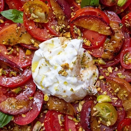 Salade d'été : tomates, burrata, nectarines grillées, pistaches