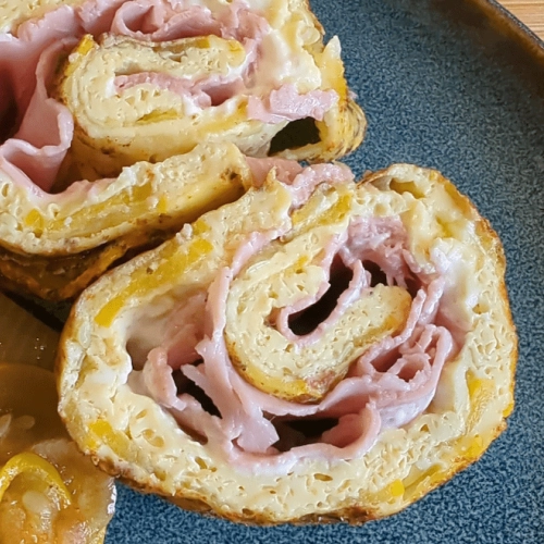 Omelette roulée aux courgettes, jambon et ricotta