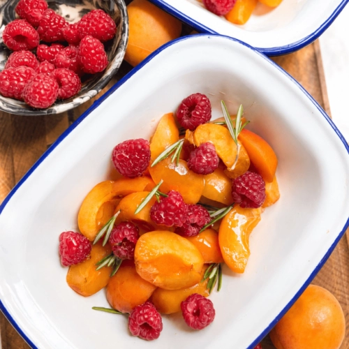 Abricots rôtis au romarin et aux framboises