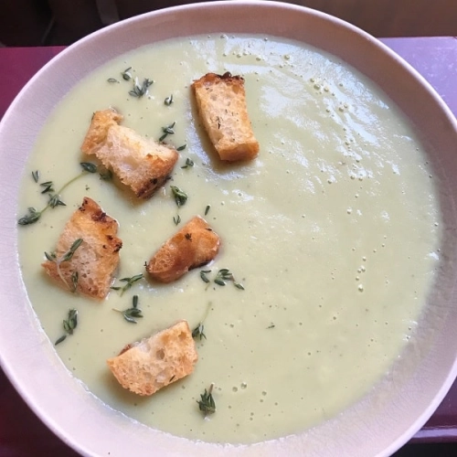 Soupe chou romanesco et poires au thym frais