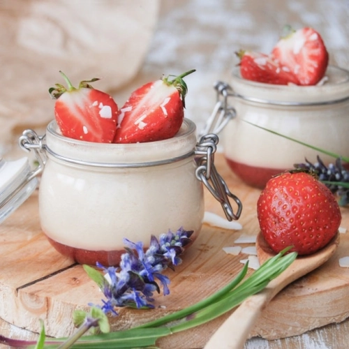 Pannacotta vegan sur lit de fraises