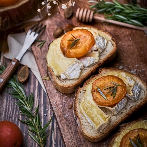 Tartines au camembert, abricots et miel