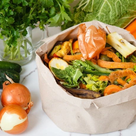 Epluchures de fruits et légumes : 6 astuces et recettes pour les recycler !