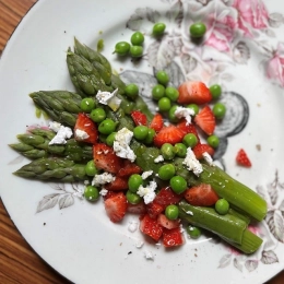 Salade d'asperges vertes, petits pois, fraises & feta