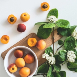 Tartines au camembert, abricots et miel