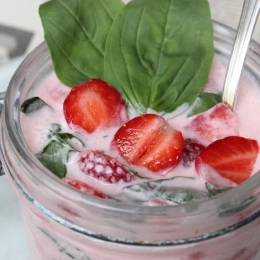 Fraises à la crème et basilic frais