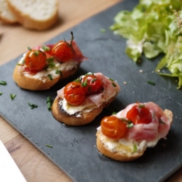 Tartines au camembert, abricots et miel