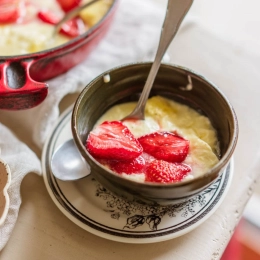 Crème aux oeufs et fraises rôties