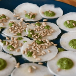Carpaccio de navets nouveaux, sauce verte aux fanes (frais et anti gaspi)