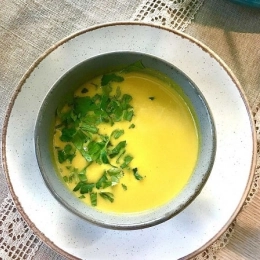 Soupe bonne mine aux carottes, lait de coco, gingembre frais et curcuma