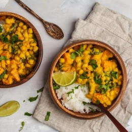 Curry aux patates douces, pois chiches et quinoa