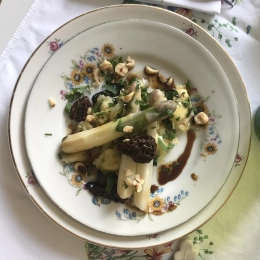 Asperges aux morilles et noisettes