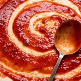 Sauce tomate, cerises rôties et feta