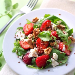 Salade de fraises, basilic et fromage frais