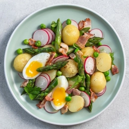 Salade tiède de pommes de terre nouvelles, asperges, lardons et oeuf mollet