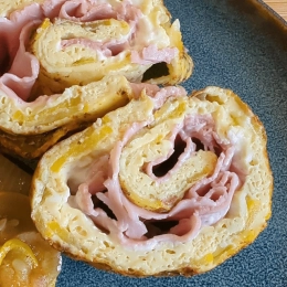 Omelette roulée aux courgettes, jambon et ricotta