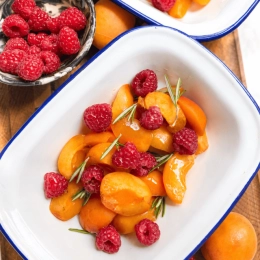 Abricots rôtis au romarin et aux framboises
