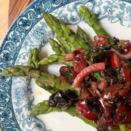 Asperges, cerises et olives noires