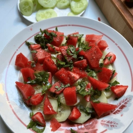 Salade pastèque fraises concombre et menthe