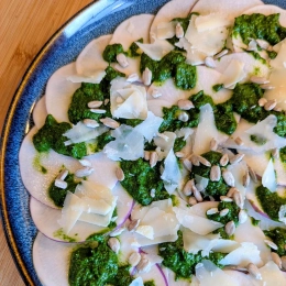 Carpaccio de navets nouveaux, sauce verte aux fanes (frais et anti gaspi)