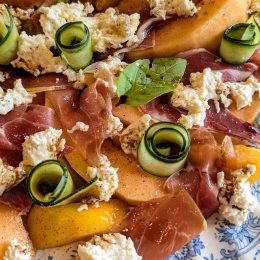 Salade de melon, mozzarella, nectarine, concombre et jambon cru