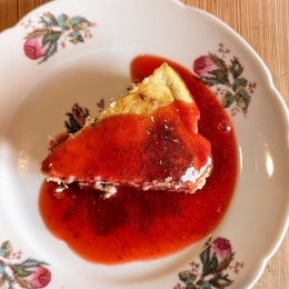 Gâteau au fromage blanc et coulis de fraises cru