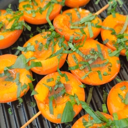 Brochettes aux abricots rôtis