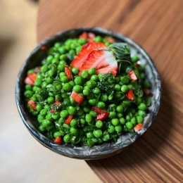Salade de printemps : petits pois, menthe et fraises
