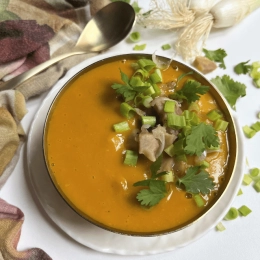 Velouté de courge bleue de Hongrie, châtaignes & oignon nouveaux