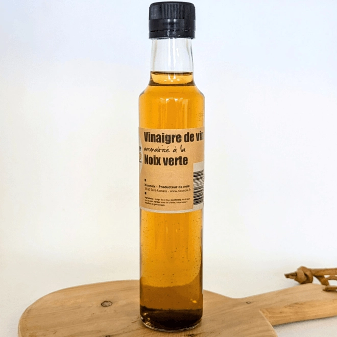 Petit vinaigre de vin aromatisé à la noix verte