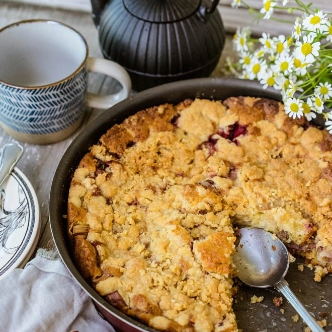 Gâteau fraises rhubarbe comme un crumble