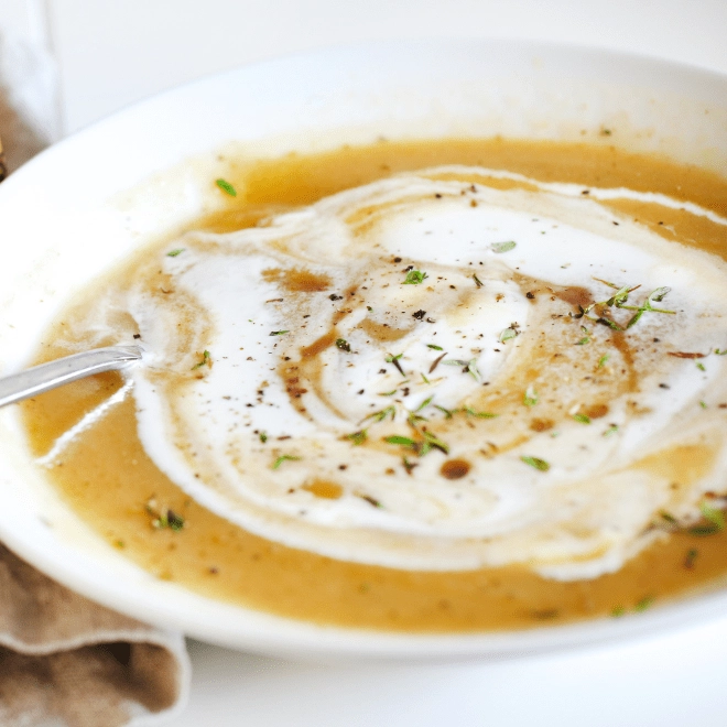 Velouté de rutabagas rôtis et crème infusée au romarin