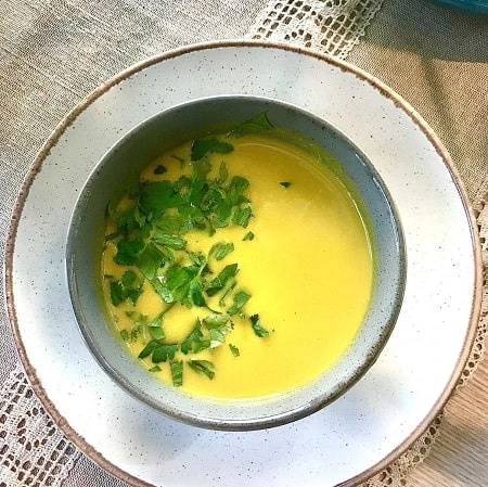 Soupe bonne mine aux carottes, lait de coco, gingembre frais et curcuma