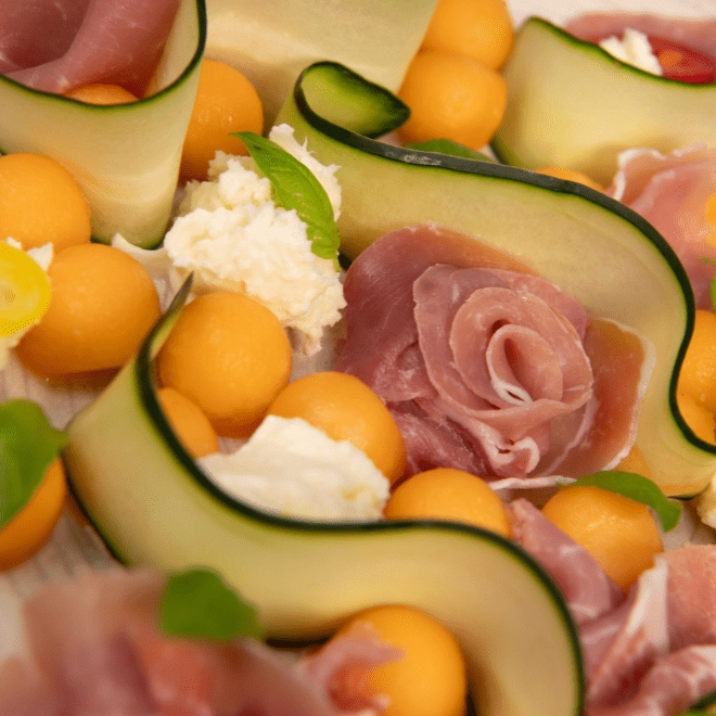 Salade de melon, mozzarella, nectarine, concombre et jambon cru