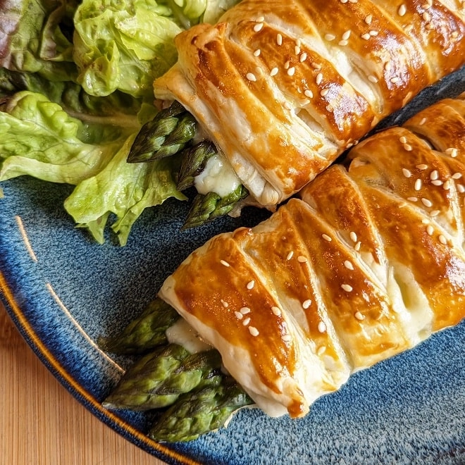 Asperges feuilletées au fromage et jambon cru