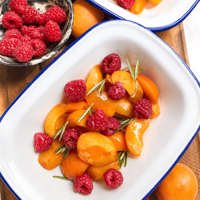 Abricots rôtis au romarin et aux framboises