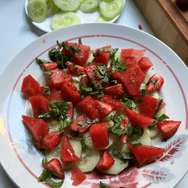 Salade pastèque fraises concombre et menthe
