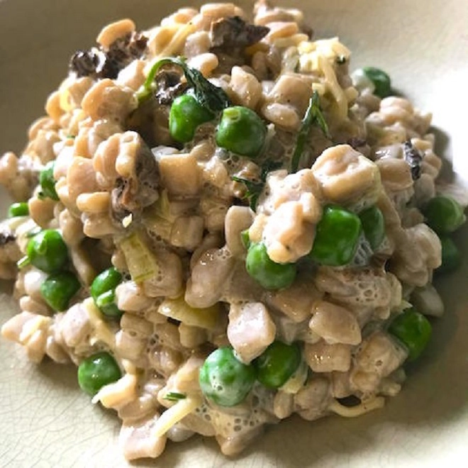 Crozets crémeux, petits pois et morilles