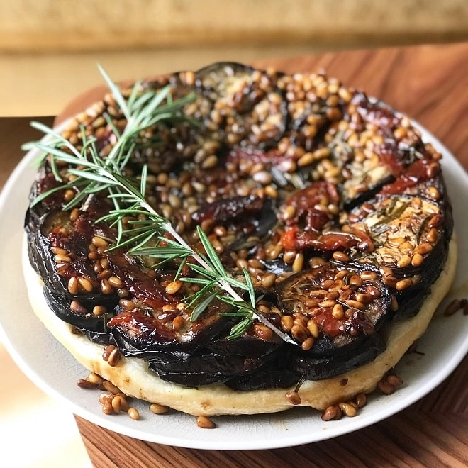 Tatin aux aubergines et pignons