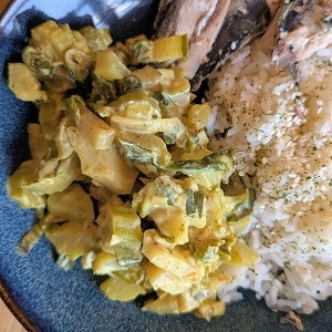 Anti gaspi : poêlée crémeuse de côtes et feuilles de chou-fleur au curry