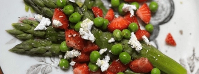 Salade d'asperges, fraises et petits pois