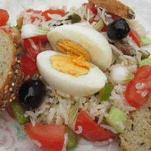 Salade de riz, légumes et oeufs durs