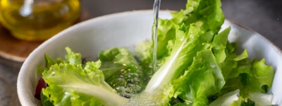 Salade lavée avec vinaigre blanc
