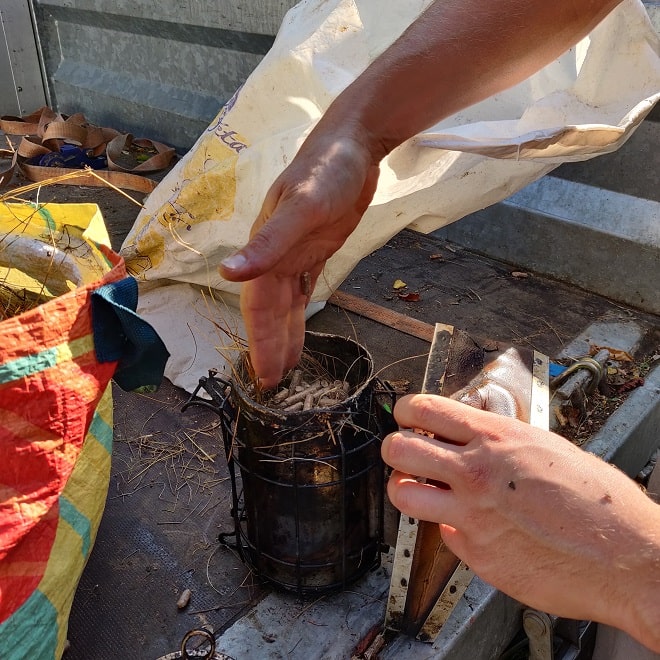 Préparation enfumeur abeilles