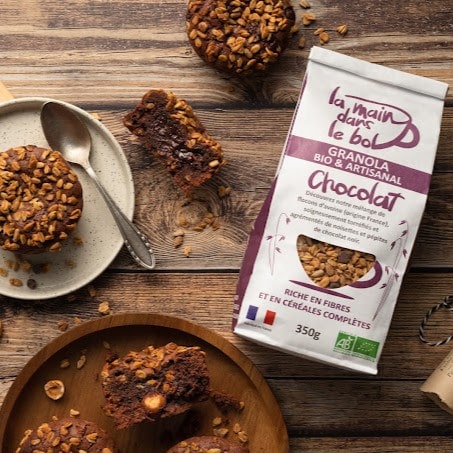Müesli chocolat la main dans le Bol
